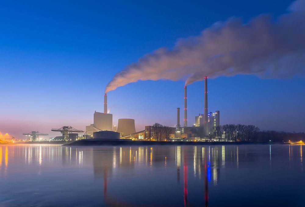 Dampfkraftwerk Karlsruhe zur blauen Stunde