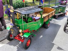 Dampflastwagen mit Anhänger