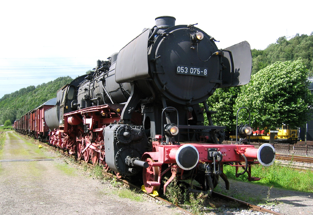 Dampflok 053 075-8 mit Güterzug