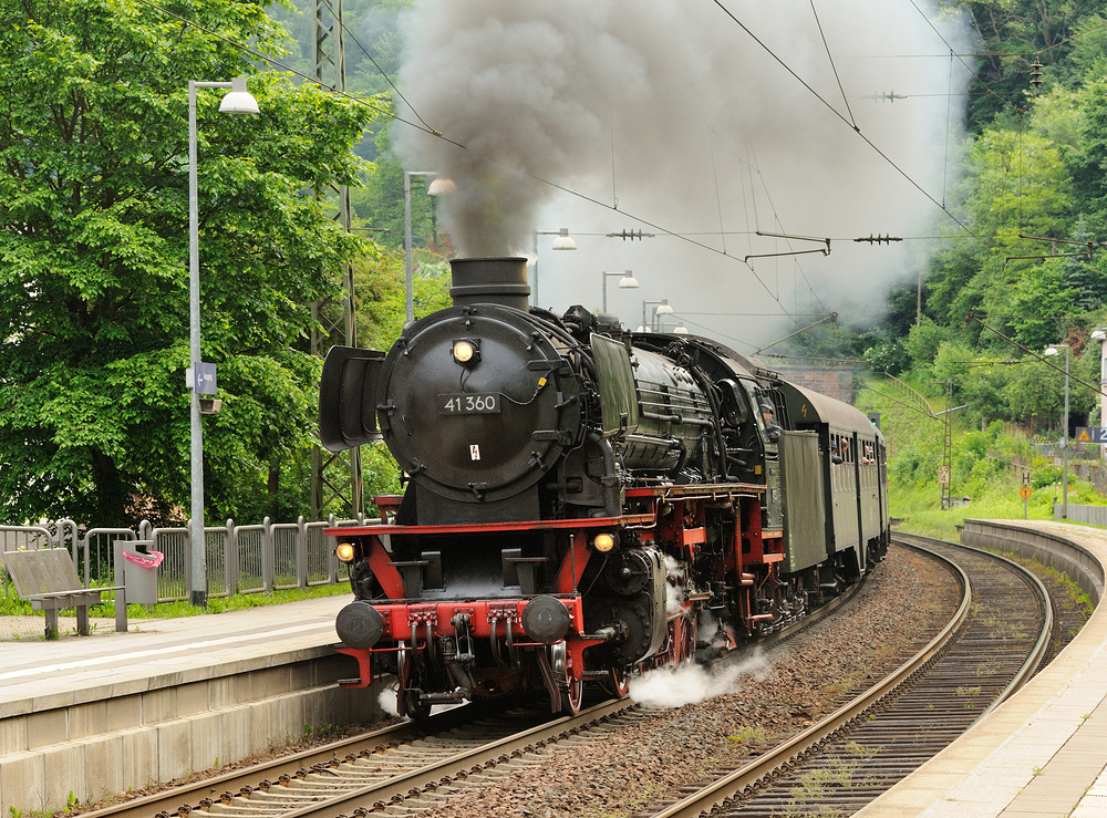 Dampflok 41360 "Lady of Bismarck" bei voller Fahrt durch Frankenstein, vom...