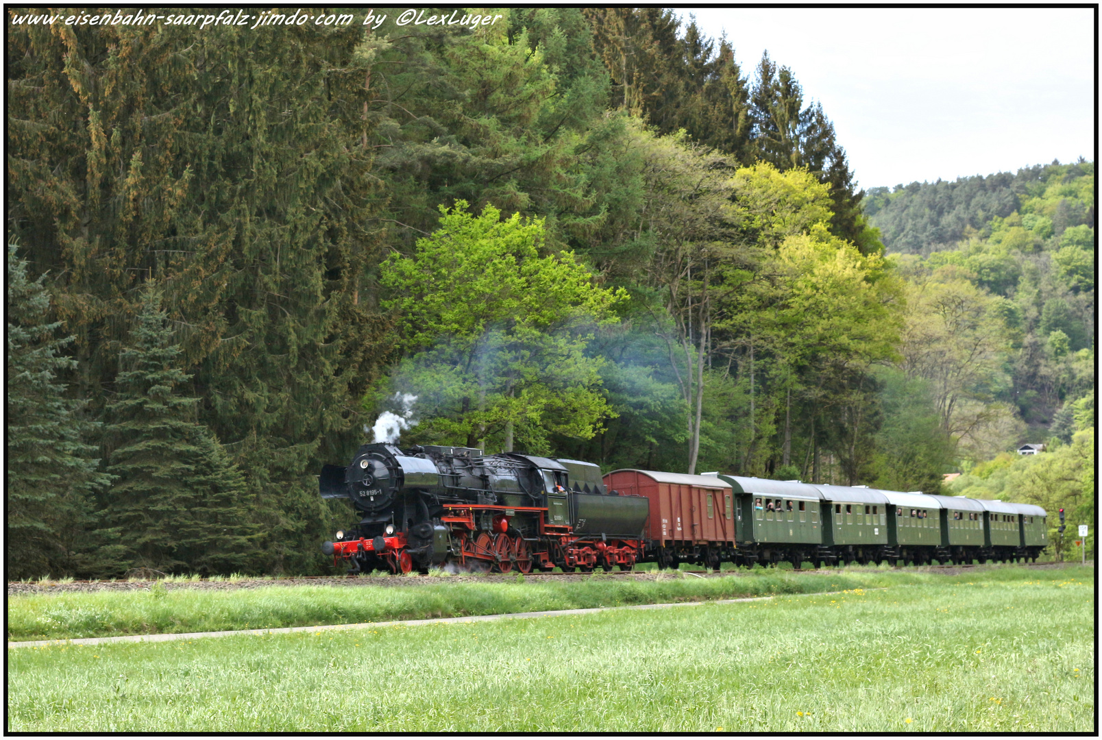 Dampflok 52 8195-1 mit einem Dampfspektakel Sonderzug in der Eifel, 28.04.2018