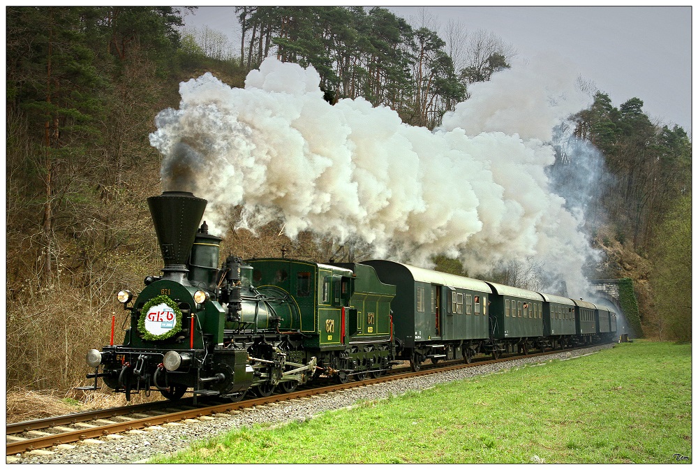 Dampflok 671 fährt aus dem Rosentaler Tunnel