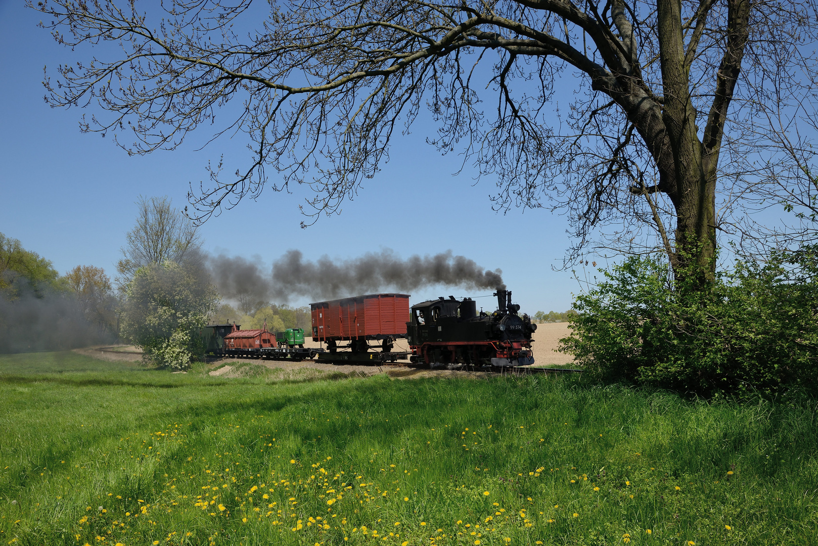 Dampflok befördert "Diesel-Ameise"