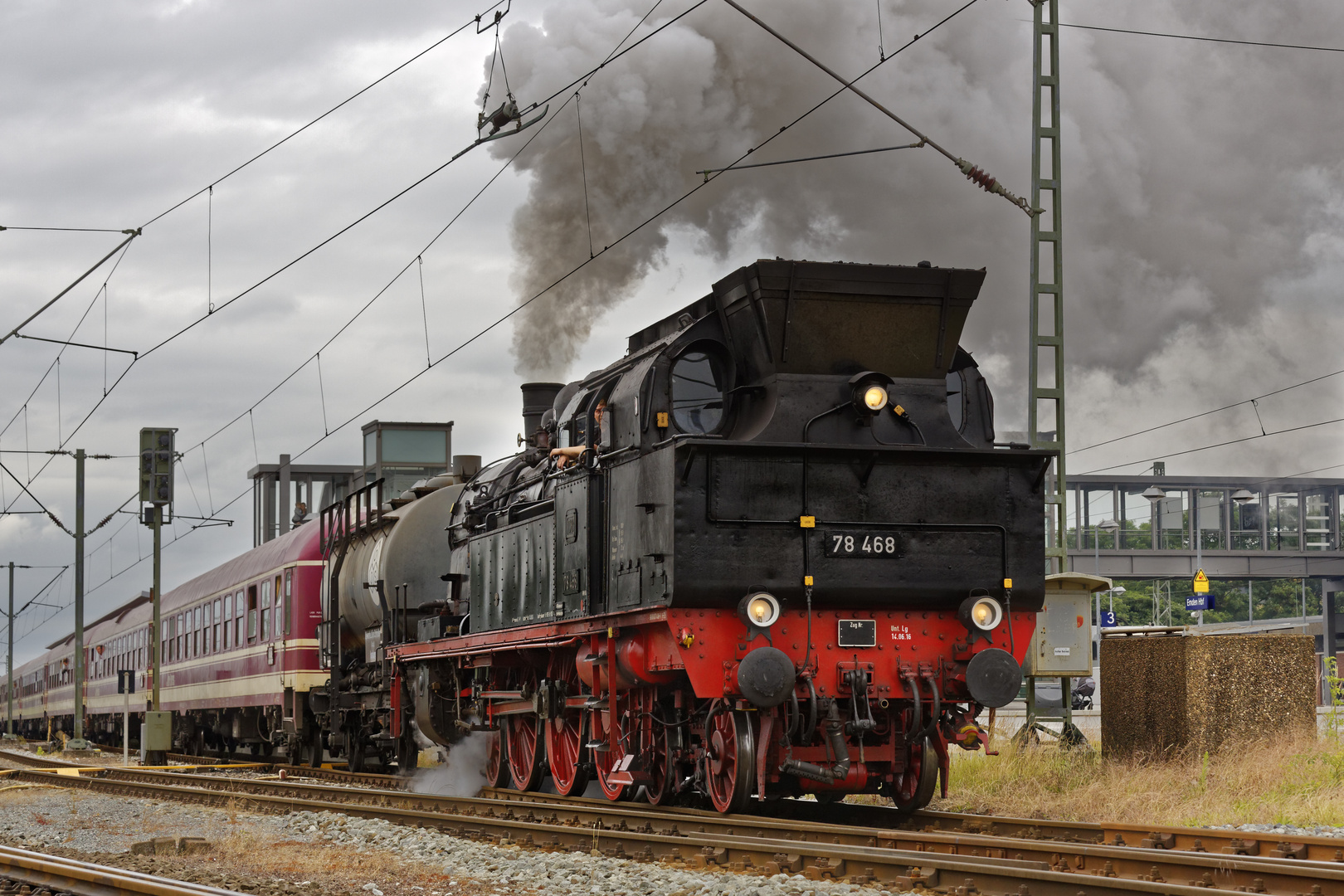 Dampflok bei der Ausfahrt aus dem Emder Bahnhof