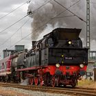 Dampflok bei der Ausfahrt aus dem Emder Bahnhof