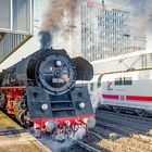 Dampflok BR 01 519 vor dem Orientexpress in Essen Hbf am 12.12.1999