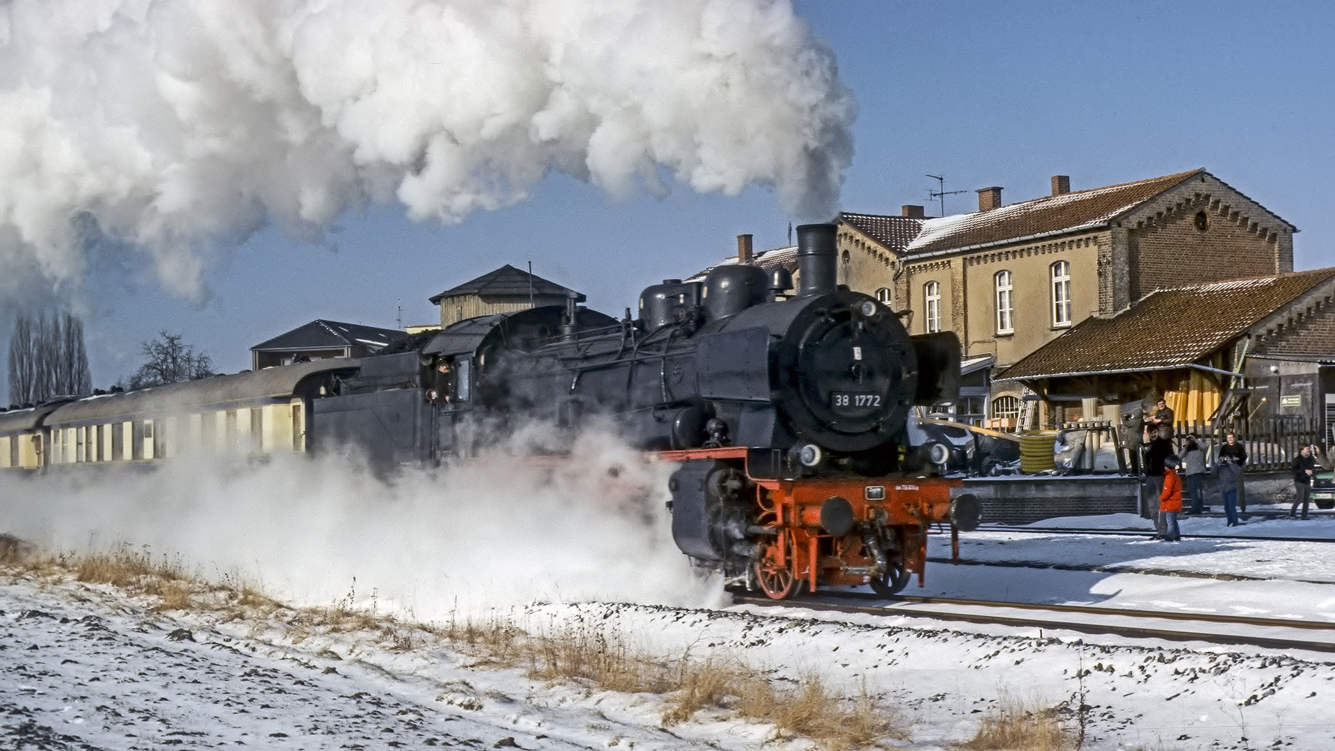 Dampflok BR 38 1772 in Warstein mit Rheingold Zug - Analoge Fotografie - ca. 1985