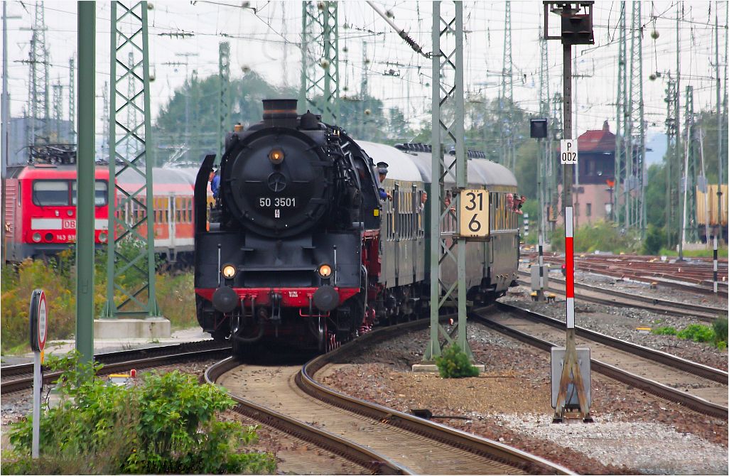 Dampflok fährt in den Bahnhof ein