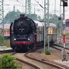 Dampflok fährt in den Bahnhof ein