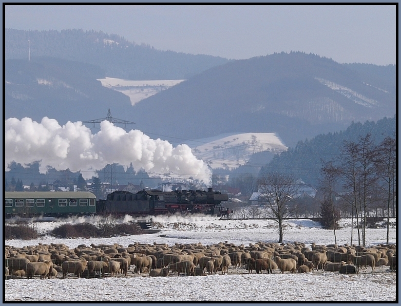 Dampflok im Schnee auf der Schwarzwaldbahn