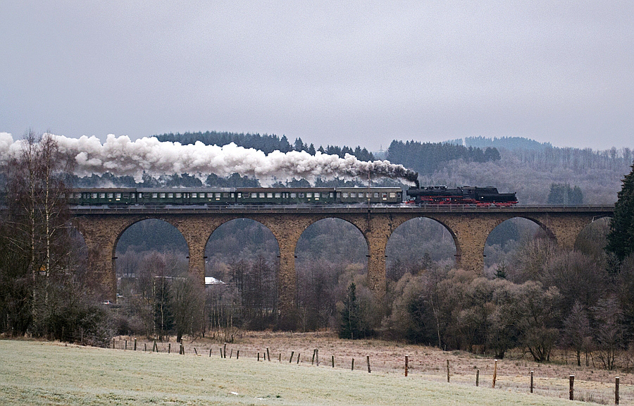 Dampflok mit Sonderzug in frostiger Landschaft bei Rudersdorf