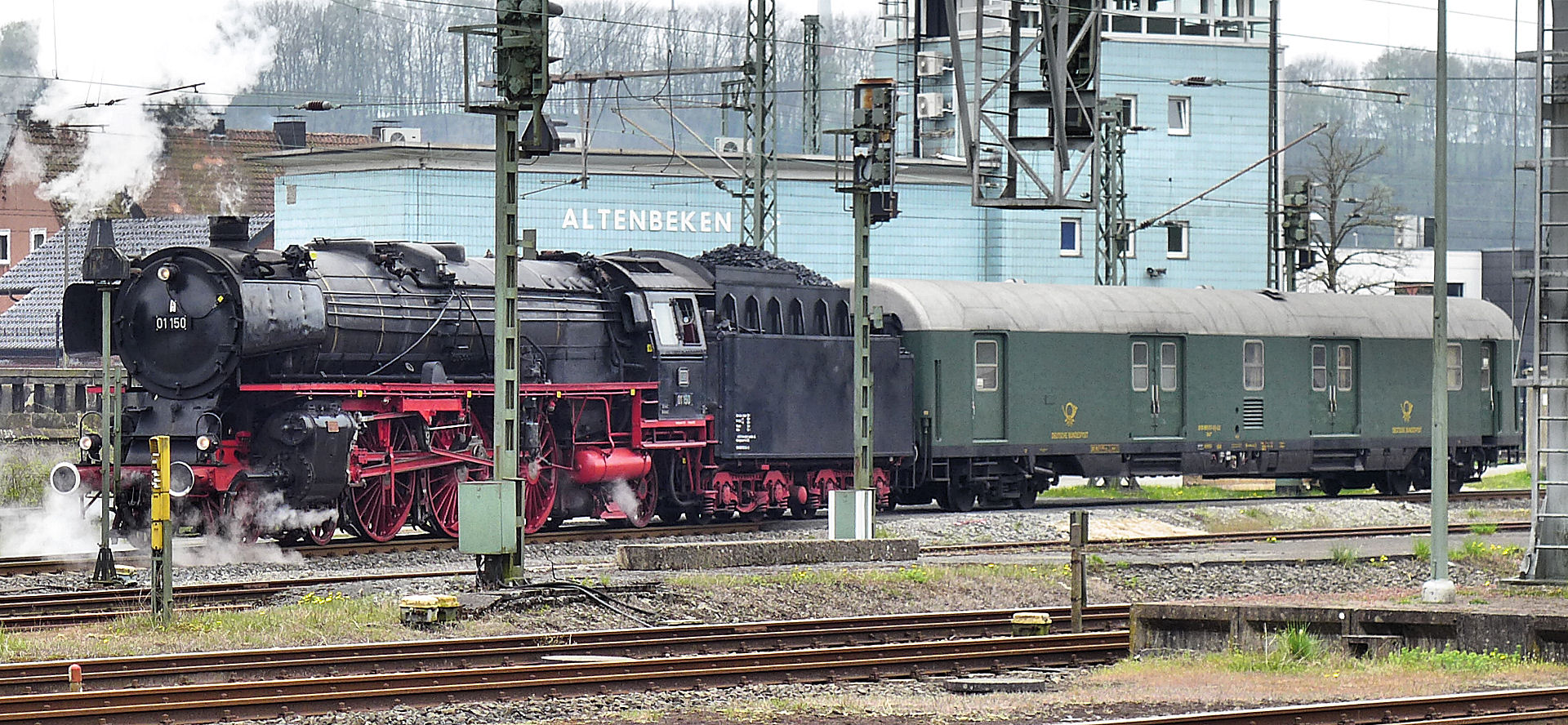 Dampflok und Bahnpostwagen