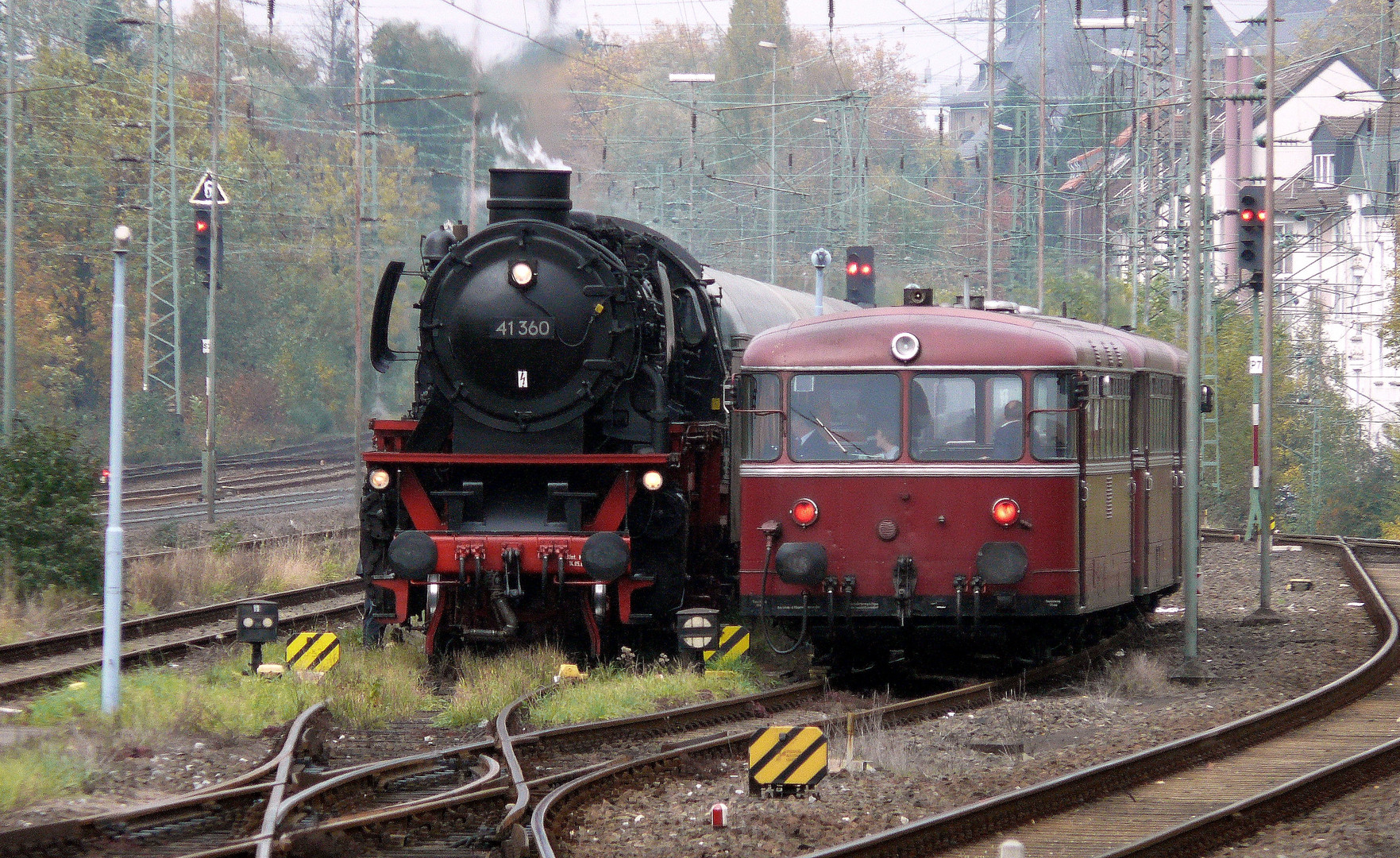 Dampflok und Schienenbus