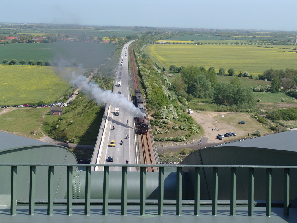 Dampflok vor der Fehmarnsund Brücke