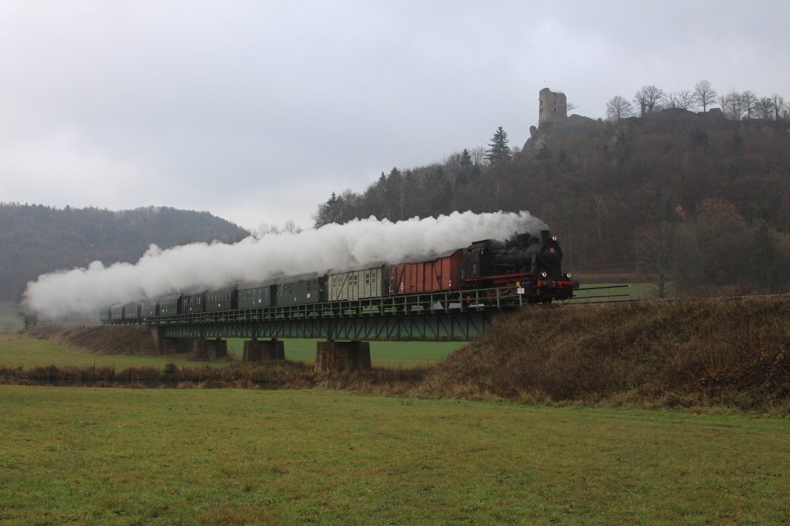 Dampflok vor Ruine Neideck