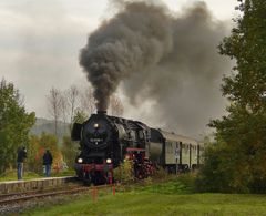 Dampflokeinfahrt am Bahnsteig