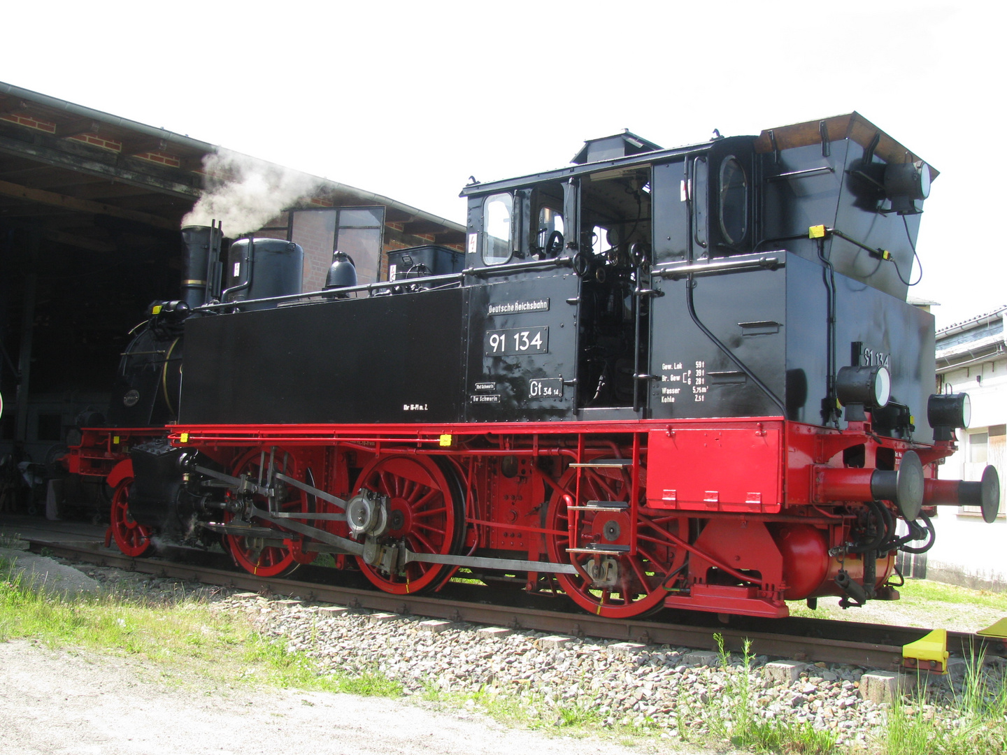 Dampflokomotive 91 134 vor Lokschuppen in Wismar