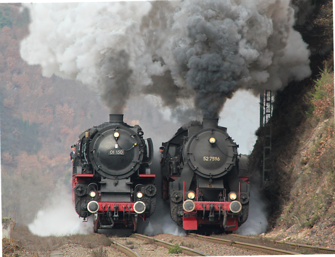 Dampflokparalellfahrt auf der Schwarzwaldbahn bei Hornberg