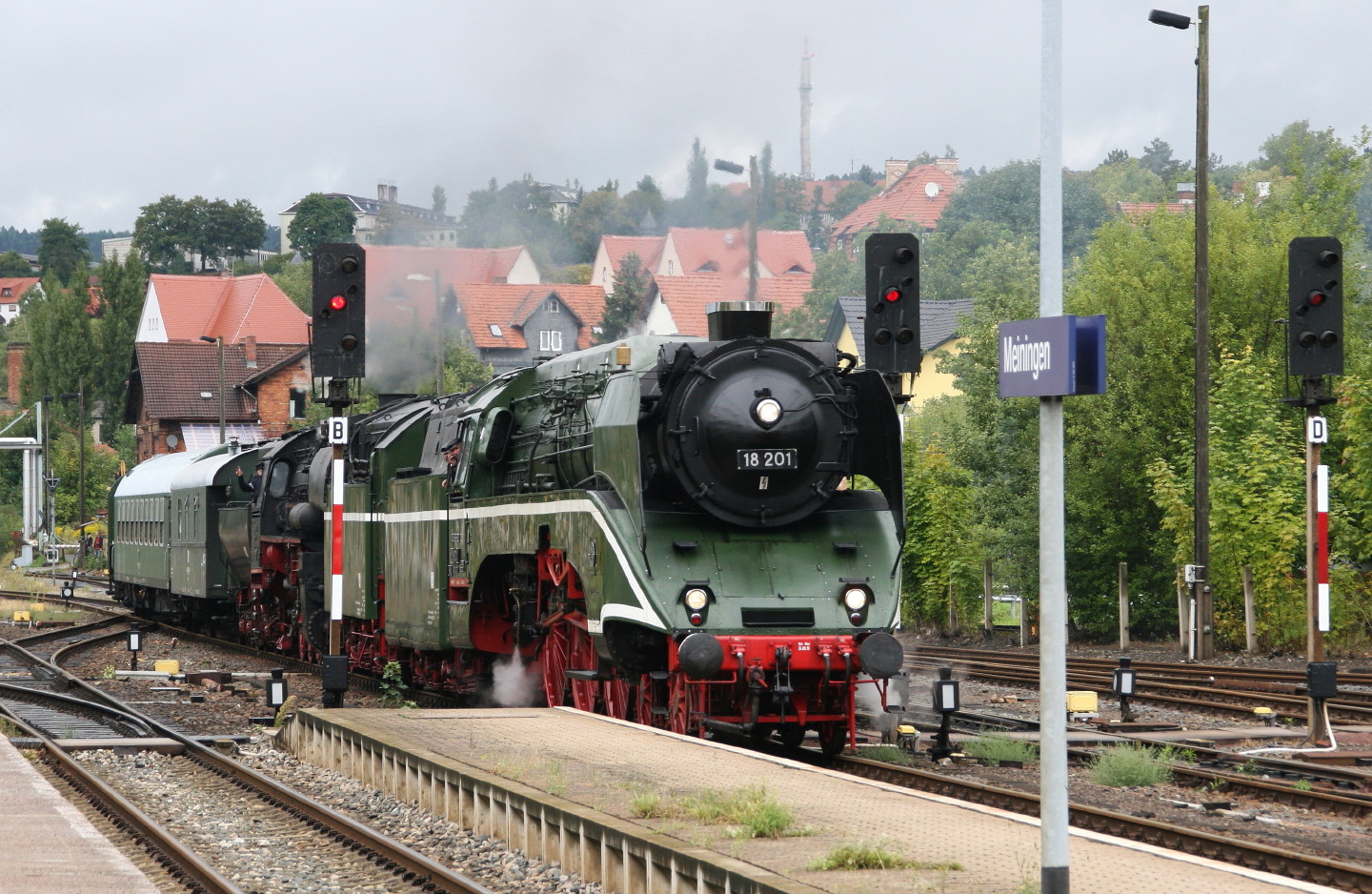 Dampfloks 18 201 und 52 8079 in Meiningen 1.