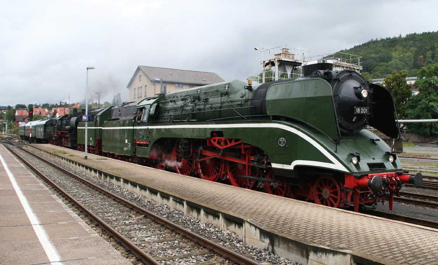 Dampfloks 18 201 und 52 8079 in Meiningen 2.