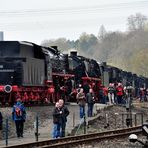 Dampfloks und Zuschauer - in Erwartung der Kommenden