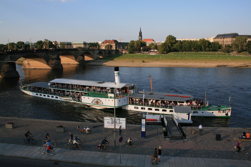 DAmpfschiff auf der Elbe