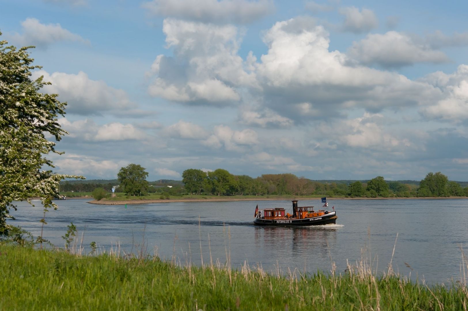 Dampfschiff auf der Elbe-Ausfahrt Schleuse Geesthacht