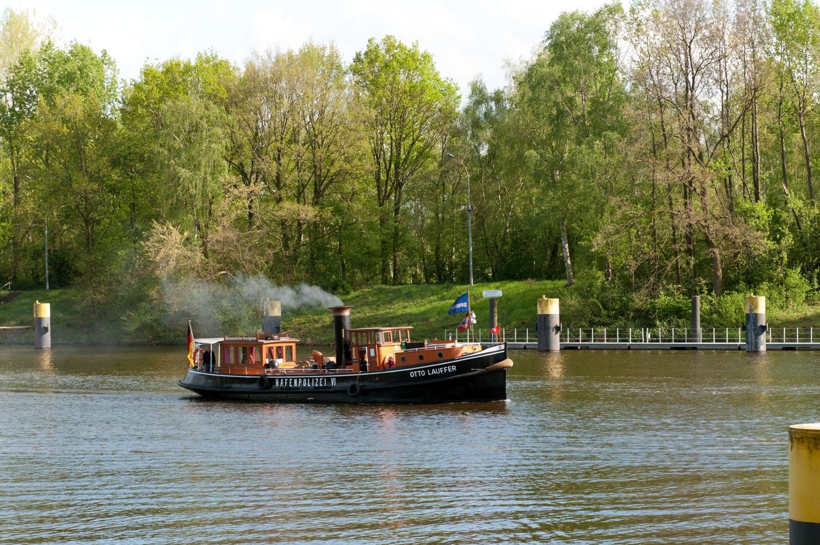 Dampfschiff auf der Elbe-Schleuseneinfahrt Geesthacht