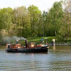 Dampfschiff auf der Elbe-Schleuseneinfahrt Geesthacht