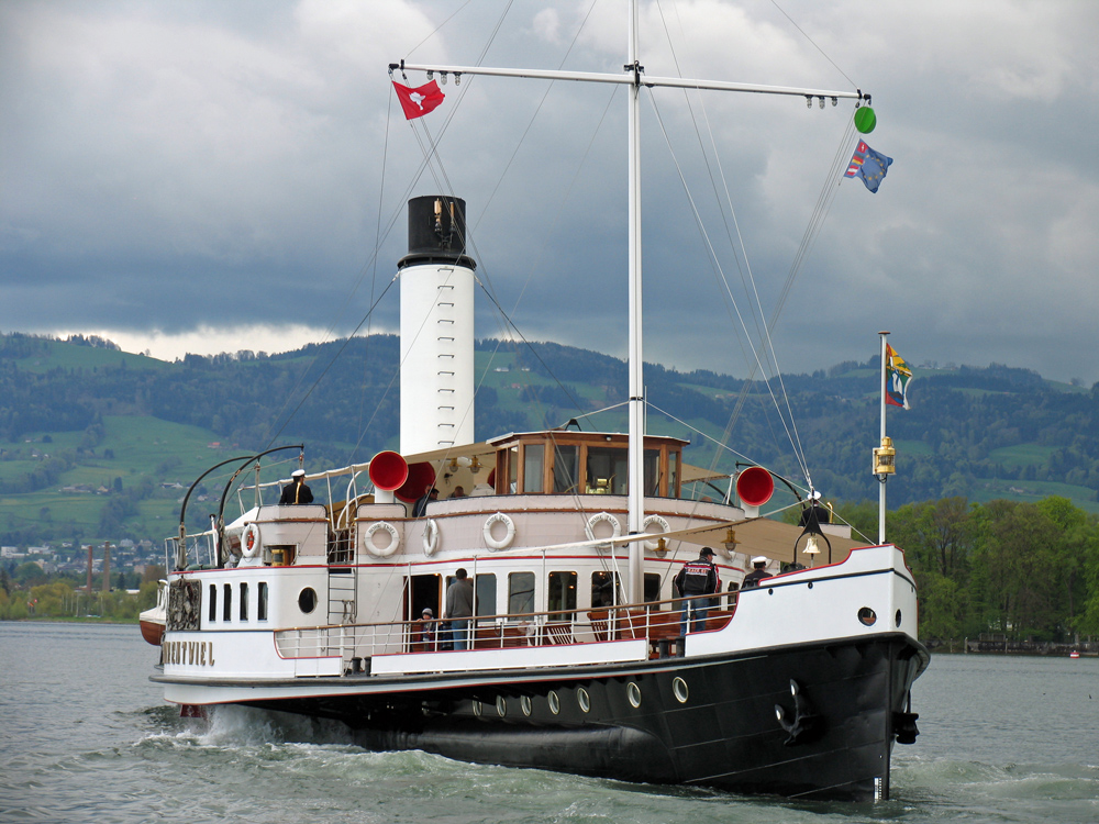 Dampfschiff Hohentwiel vor dem Hafen von Arbon / Bodensee