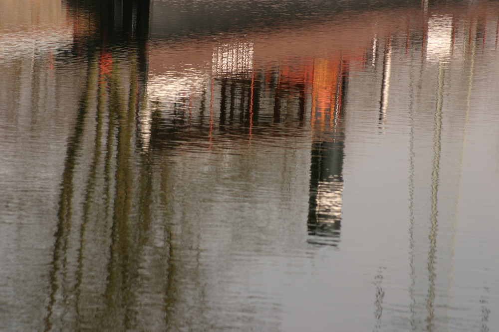 Dampfschiff im Wasserspiegel