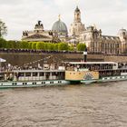 Dampfschiff Pillnitz vor der Skyline von Dresden