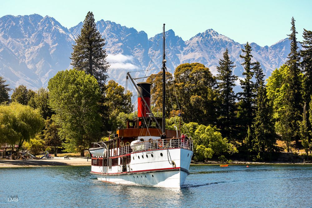 Dampfschiff vor Remarkables