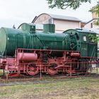 Dampfspeicherlok vor stillgelegter Brikettfabrik