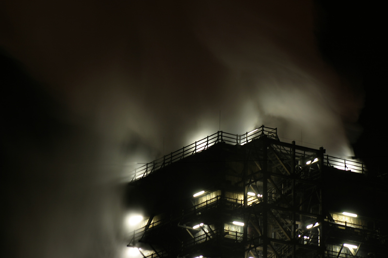 Dampfwolken in der Nacht