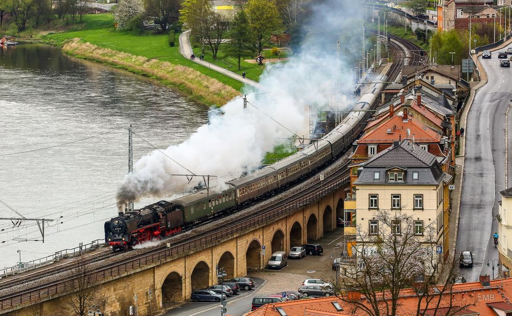 Dampfzug an der Elbe