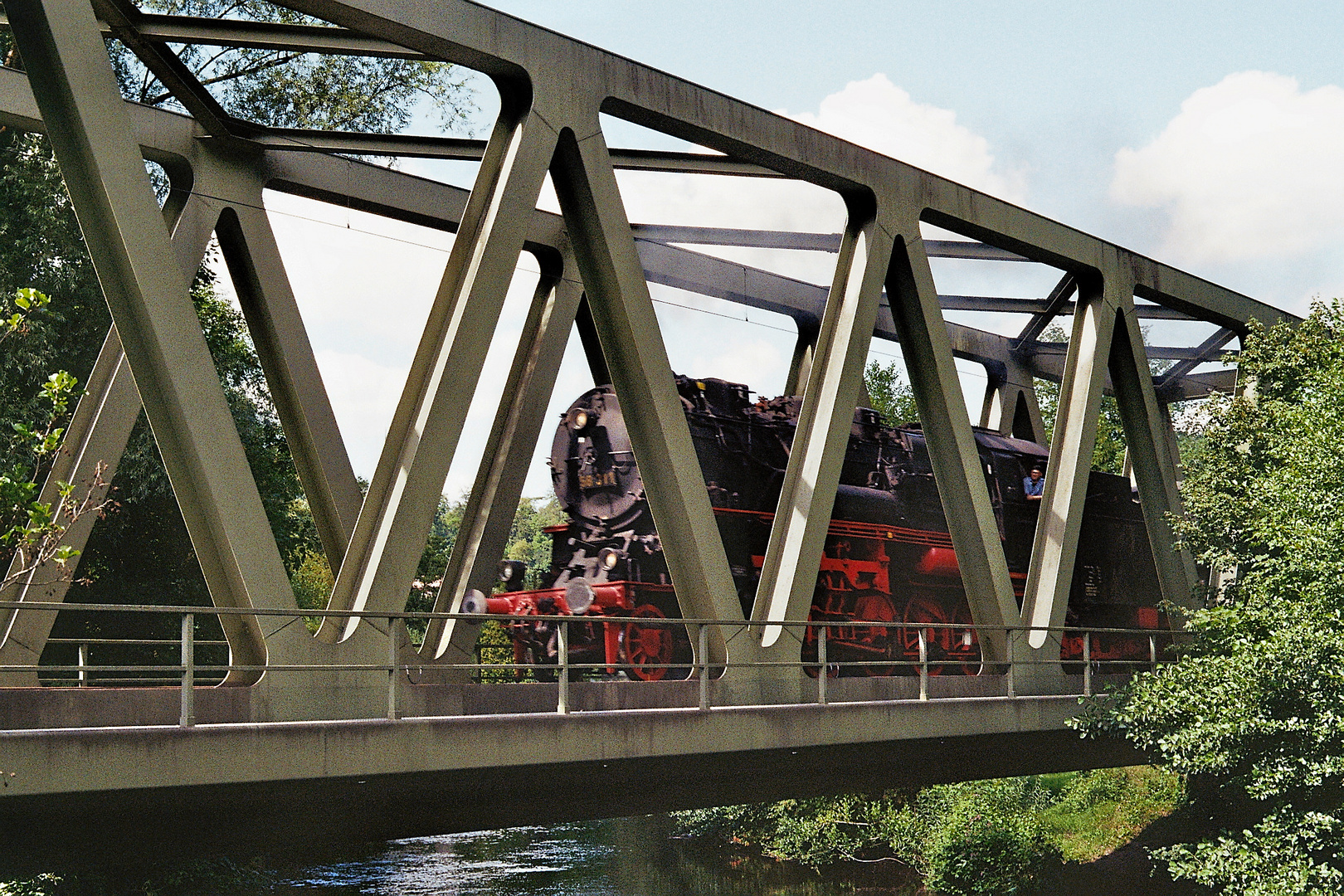 Dampfzug auf der Stahlbrücke bei Neuenbürg-Süd