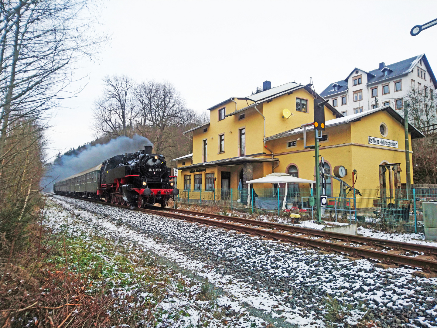 Dampfzug im alten Bahnhof