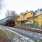 Dampfzug im alten Bahnhof