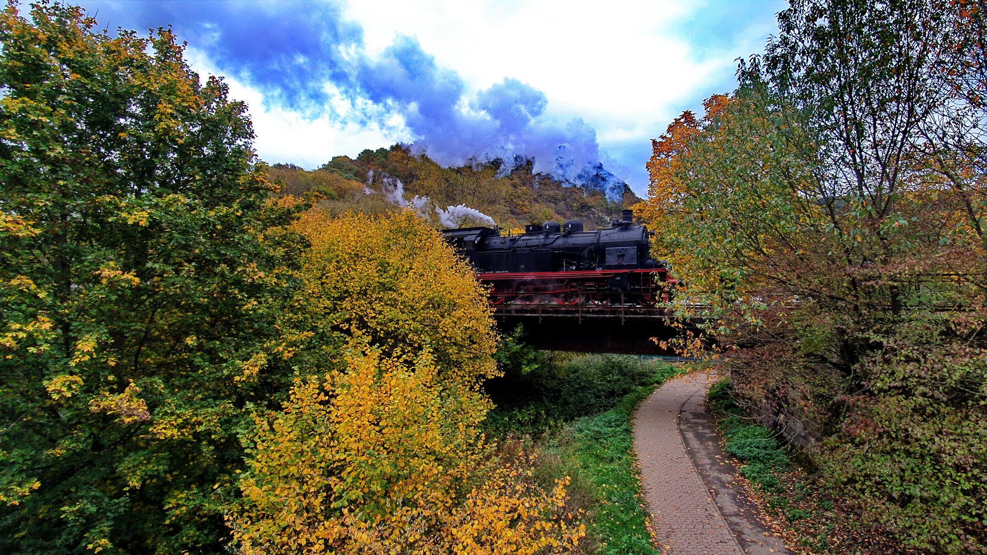 Dampfzug im Herbst an der Ahr