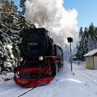 Dampfzug in verschneiter Winterlandschaft