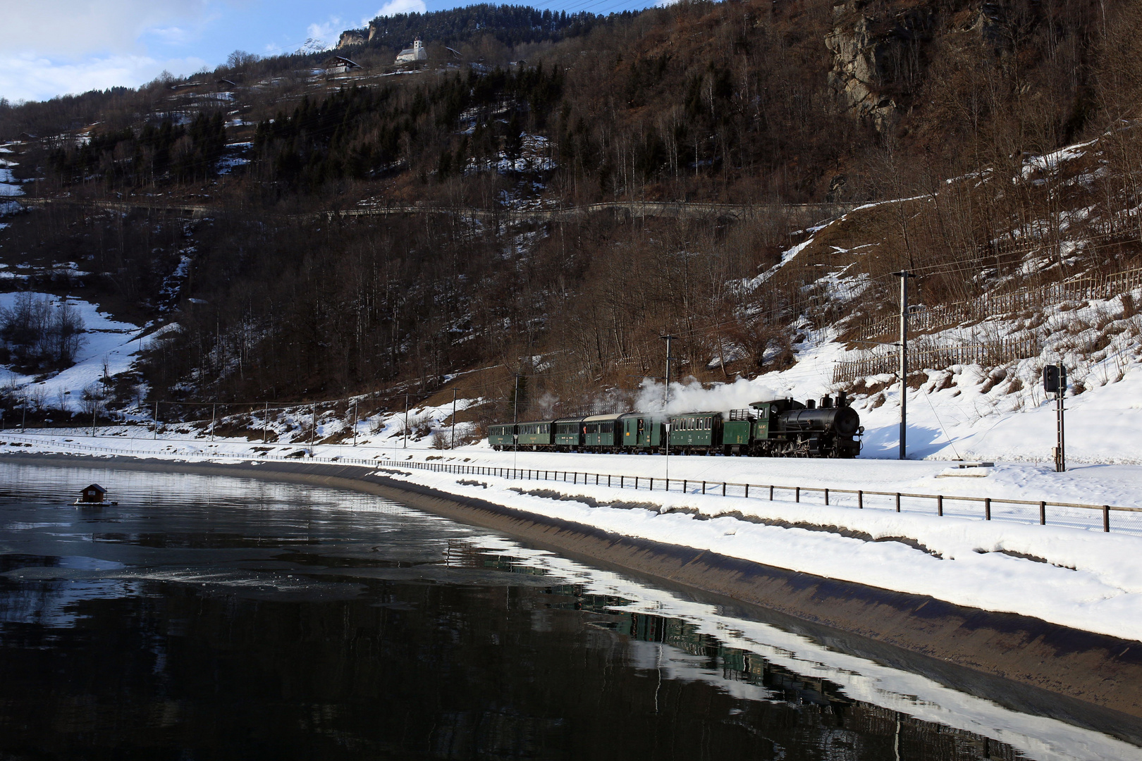 Dampfzug Surselva im Winter (3): Wasserkraftwerk Tavanasa