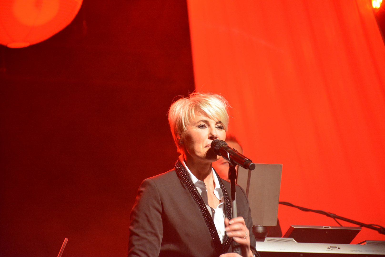 DANA WINNER (2)