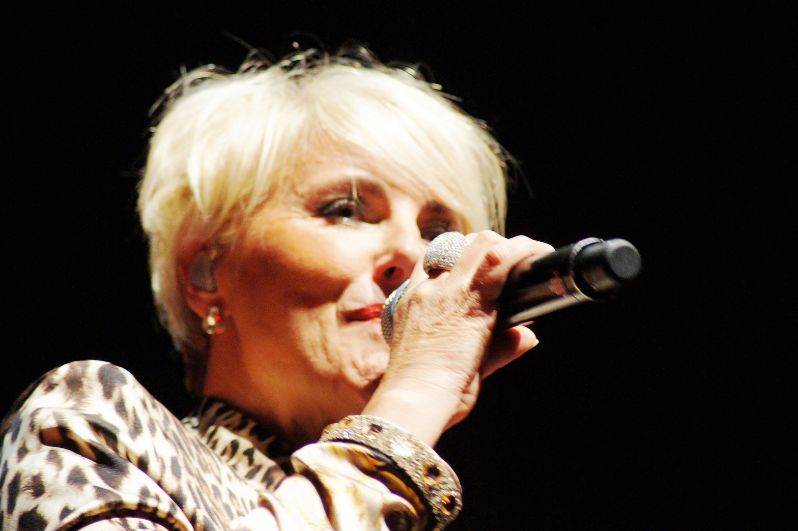 DANA WINNER am Mikro