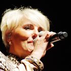 DANA WINNER am Mikro