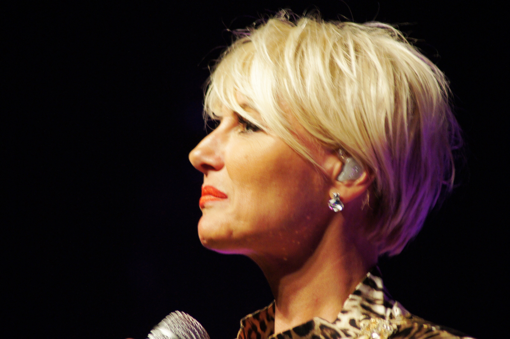 DANA WINNER , Seiten-Portrait