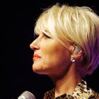 DANA WINNER , Seiten-Portrait