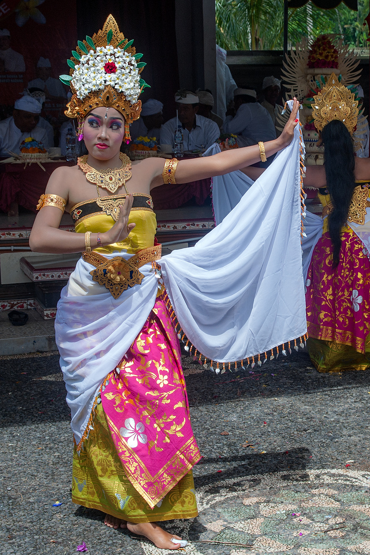 Dancing girl at Sekar Jepun