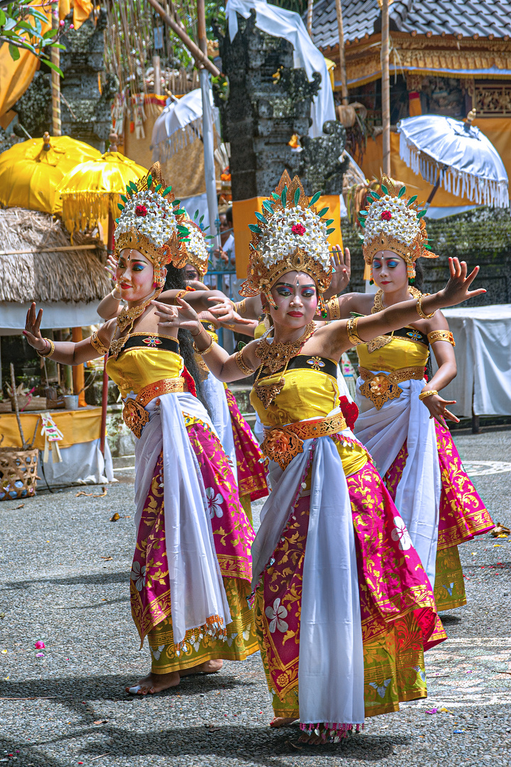 Dancing the Sekar Jepun