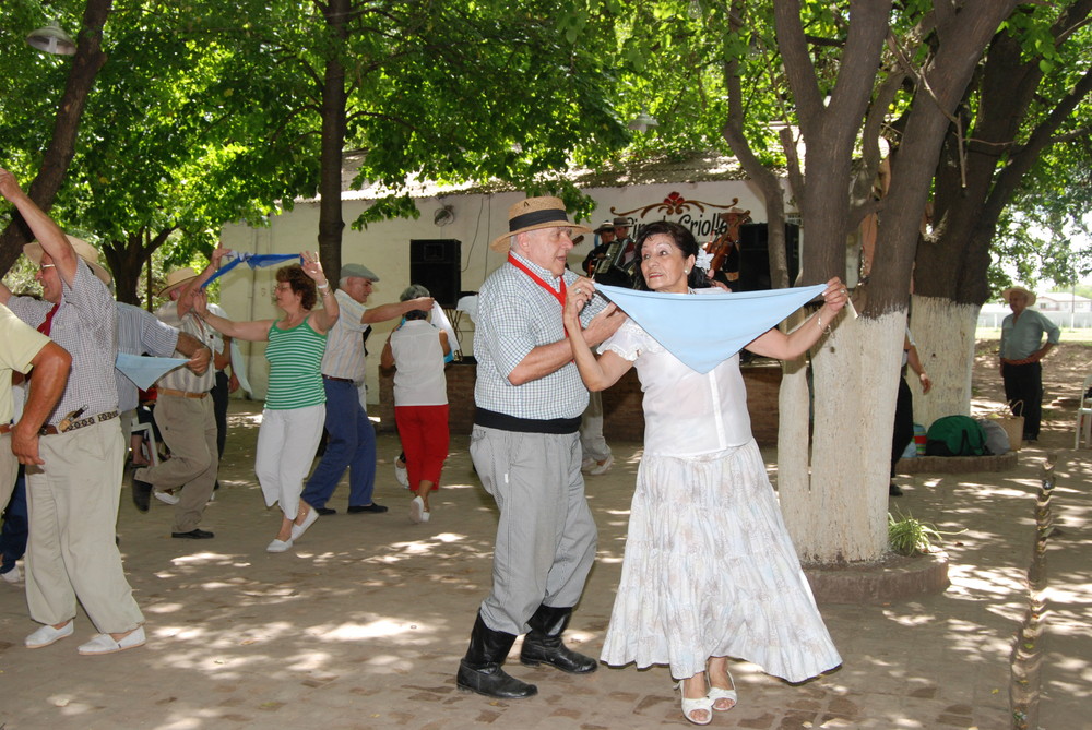 dancing zamba Argentina circulo criollo el rodeo